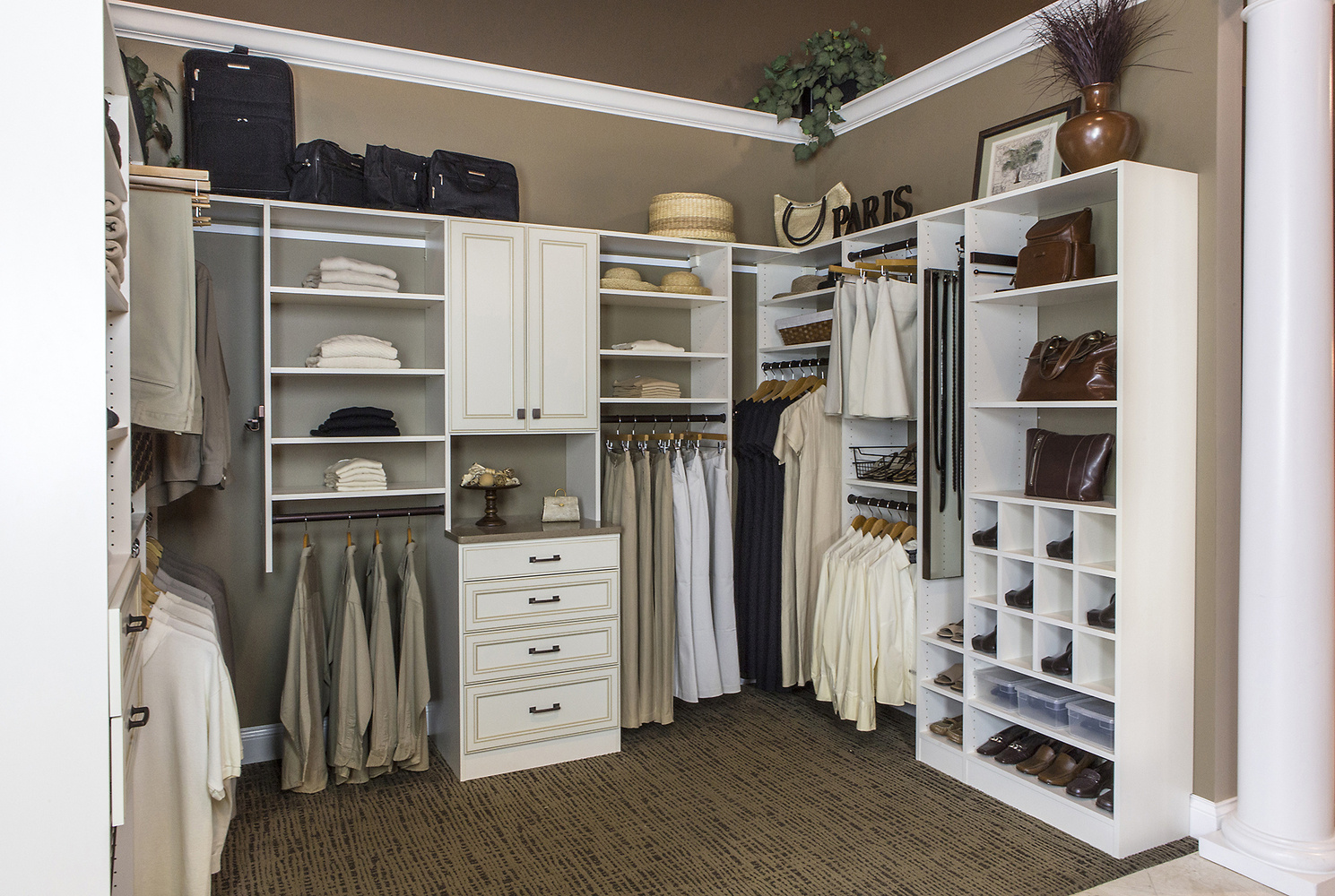 1500x1000portabella-ivory_walk-in_closet-view4_hi_158